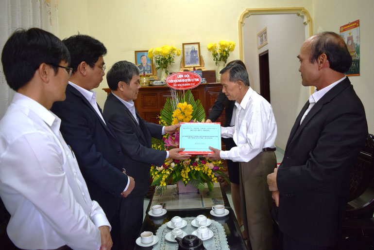Đồng chí Nguyễn Văn Cường - Phó Bí thư Huyện ủy, Chủ tịch UBND huyện Đức Trọng, thăm, tặng quà AHLLVT Ngô Xuân Đệ