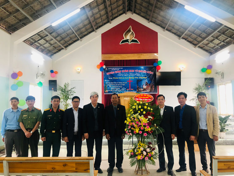 Đồng chí Nguyễn Văn Lộc – Bí thư Huyện ủy Đam Rông tặng hoa chúc mừng Hội thánh Đạ Mun ở thôn Đạ Mun, xã Đạ K’Nàng