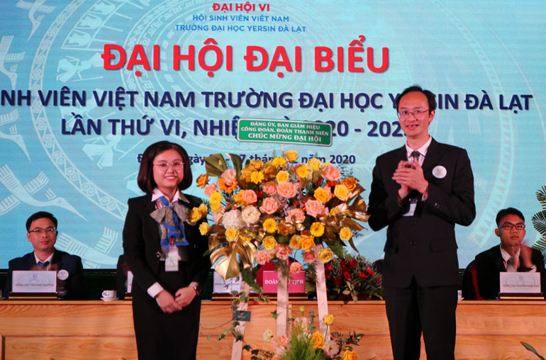 Thạc sỹ Nguyễn Thanh Sơn - Bí thư Đảng ủy, Phó Hiệu trưởng Trường Đại học Yersin tặng hoa chúc mừng