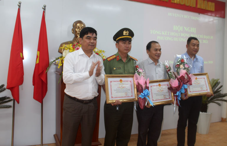 Ông Võ Văn Hải – Trưởng Ban Tuyên giáo Huyện ủy Đức Trọng, trao giấy khen cho các tập thể