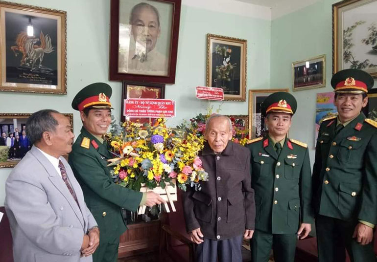Bộ Chỉ huy Quân sự tỉnh thăm Thiếu tướng Phạm Văn Kha
