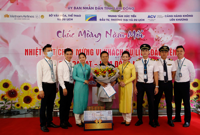 Chào đón những vị khách du lịch đầu tiên "xông đất" Lâm Đồng bằng đường hàng không