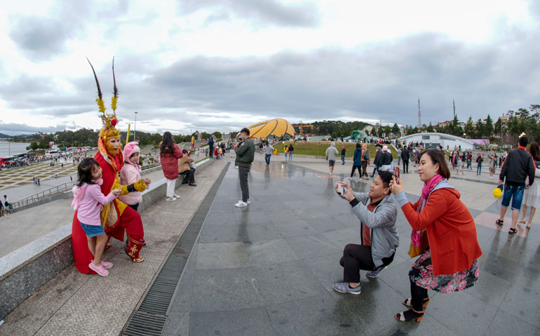 Người dân, du khách chụp ảnh lưu niệm tại Quảng trường Lâm Viên chiều 1/1/2021