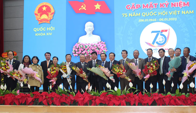 Các vị ĐBQH, lãnh đạo Đoàn ĐBQH qua các thời kỳ nhận hoa chúc mừng của lãnh đạo tỉnh nhân 75 năm Quốc hội Việt Nam