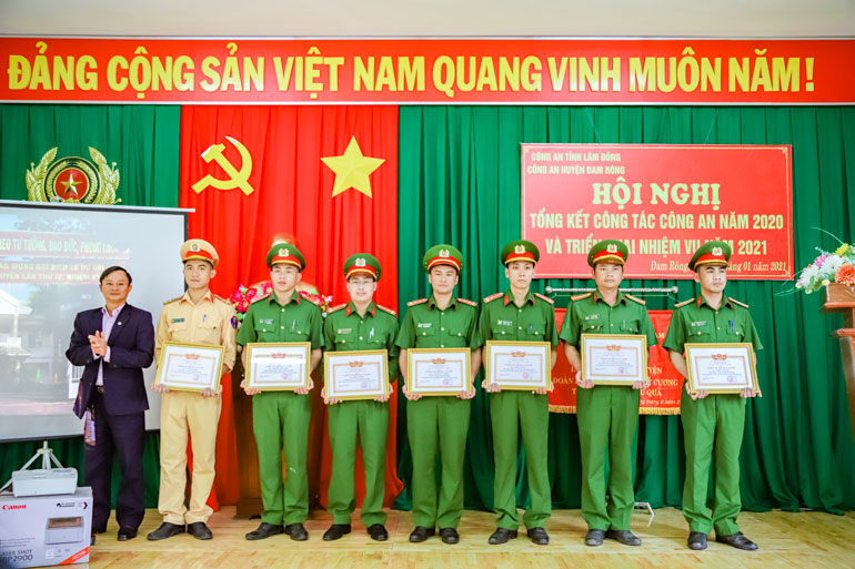 Chủ tịch UBND huyện Đam Rông Trương Hữu Đồng tặng danh hiệu chiến sỹ thi đua