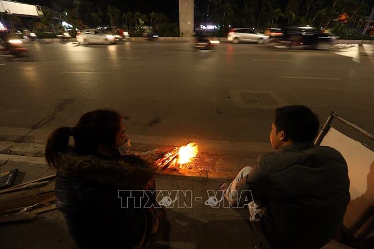 Người dân Hà Nội đốt lửa sưởi ấm trên phố giữa cái lạnh tê tái.