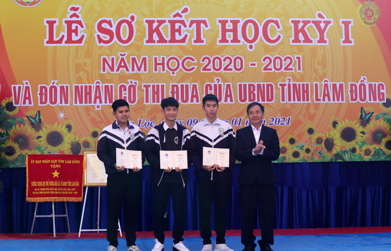 Khen thưởng các học sinh đạt giải Cuộc thi Tin học trẻ toàn quốc lần thứ 26 năm 2020