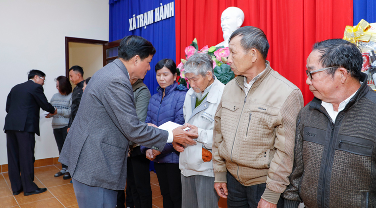 Bí thư Tỉnh uỷ Lâm Đồng Trần Đức Quận trao quà tết cho các đình chính sách, gia đình có công