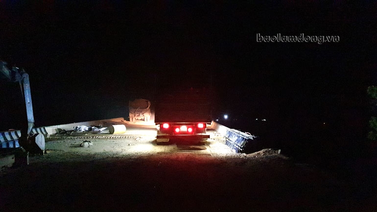 Một chiếc xe tải vượt qua mố cầu chưa hoàn thiện trong đêm tối nguy hiểm