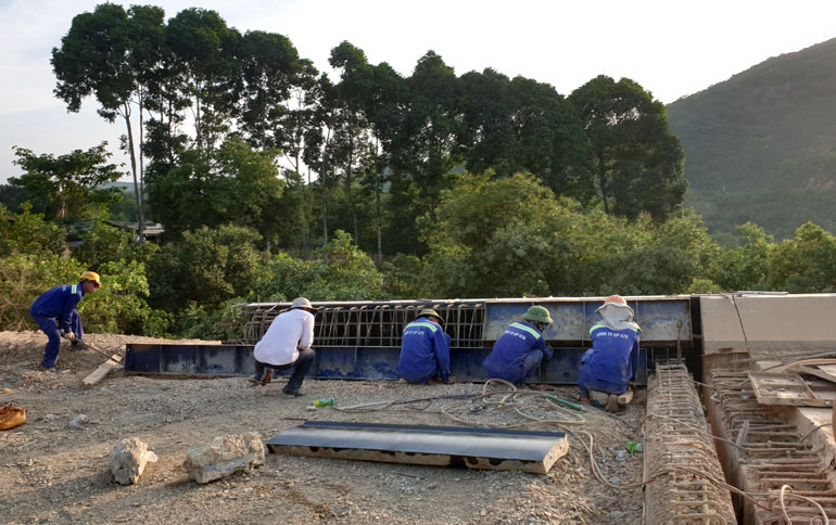 Công nhân thi công phần đầu cầu Vĩnh Ninh