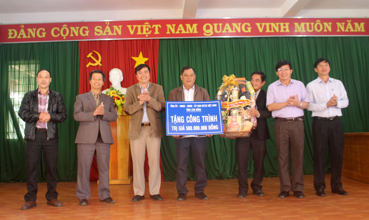 Đồng chí Đặng Đức Hiệp- Ủy viên Ban Thường vụ Tỉnh ủy, Chủ nhiệm Ủy ban Kiểm tra Tỉnh ủy cùng các đồng chí trong đoàn, trao quà và công trình 500 triệu đồng cho Đảng bộ và Nhân dân xã Phú Sơn