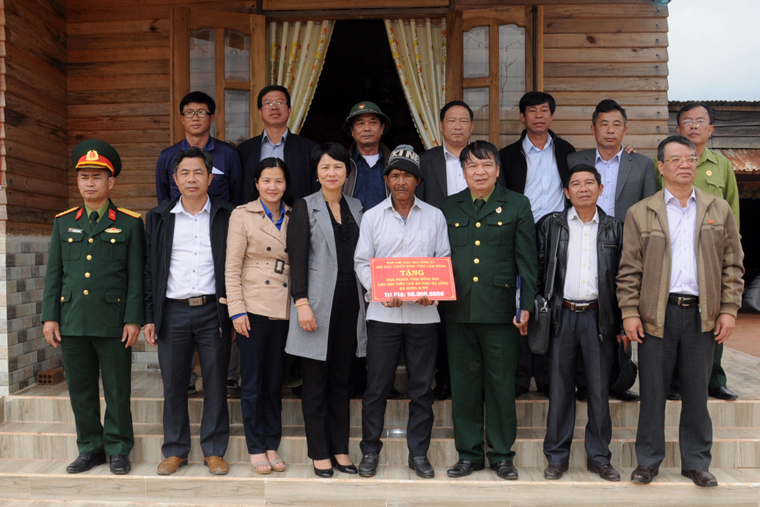 Trao nhà nghĩa tình động đội cho gia đình cựu chiến binh có hoàn cảnh khó khăn