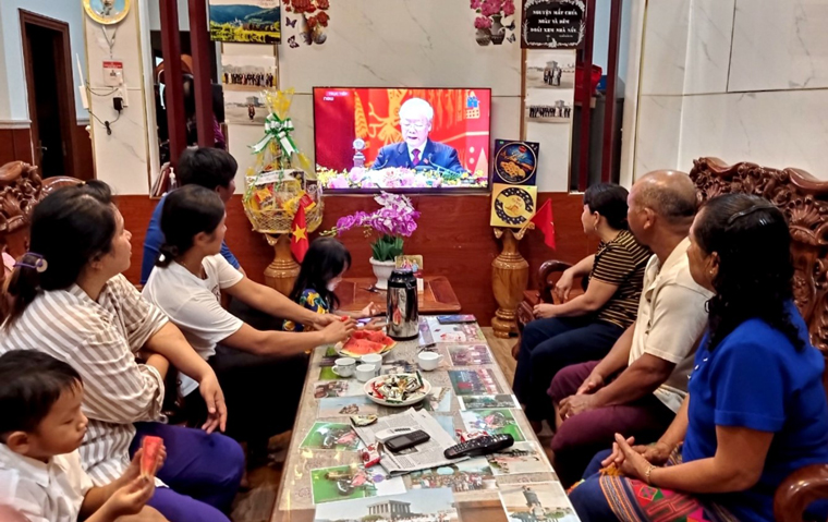 Gia đình bà Ka Hiên và người dân thôn Phước Dũng (xã Phước Lộc) tập trung xem chương trình thời sự lúc 19 giờ ngày 26/1 về Đại hội đại biểu toàn quốc lần thứ XIII của Đảng