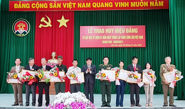 Trao huy hiệu cho các đảng viên