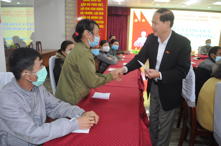 Đồng chí Nguyễn Trọng Ánh Đông tặng quà cho người dân có hoàn cảnh khó khăn tại huyện Đơn Dương