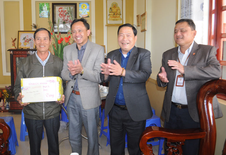 Trao tặng quà tết của Tỉnh ủy, HĐND, UBND, Ủy ban MTTQ Việt Nam tỉnh cho bệnh binh Phan Xuân Hải
