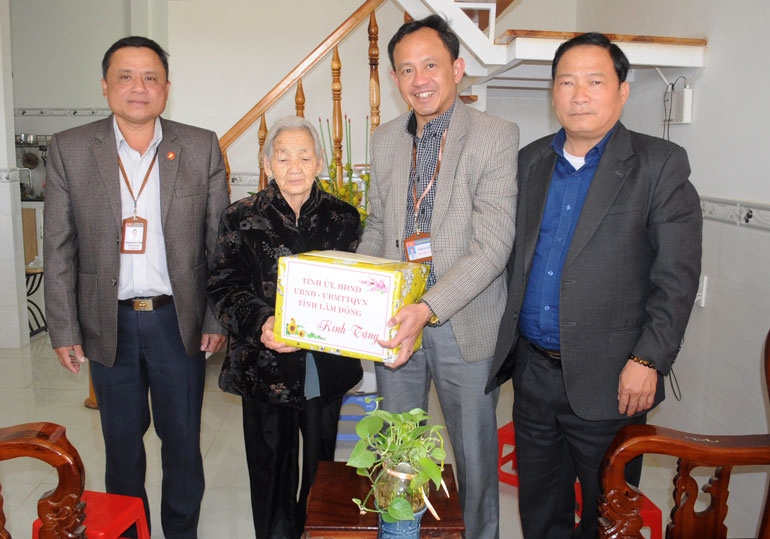 Trao tặng quà tết của Tỉnh ủy, HĐND, UBND, Ủy ban MTTQ Việt Nam tỉnh cho gia đình có công với cách mạng ở xã Lạc Xuân