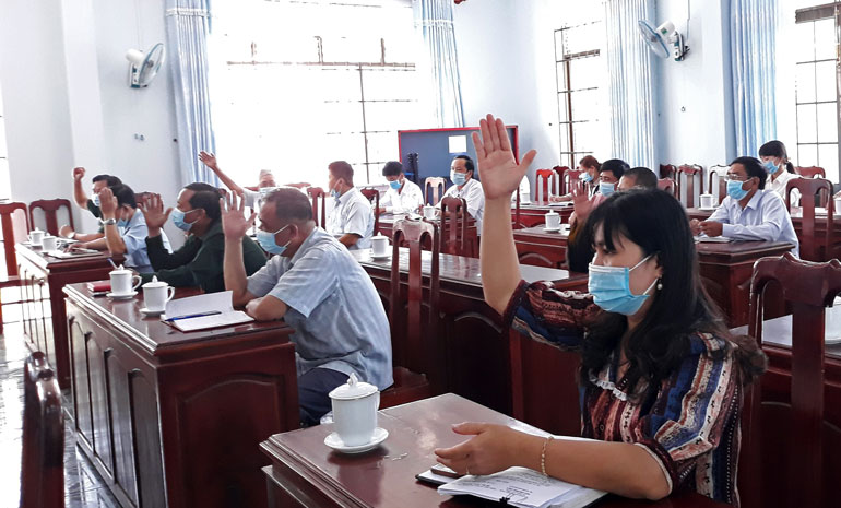 Thành viên Ủy ban MTTQ Việt Nam huyện Cát Tiên biểu quyết tại hội nghị hiệp thương