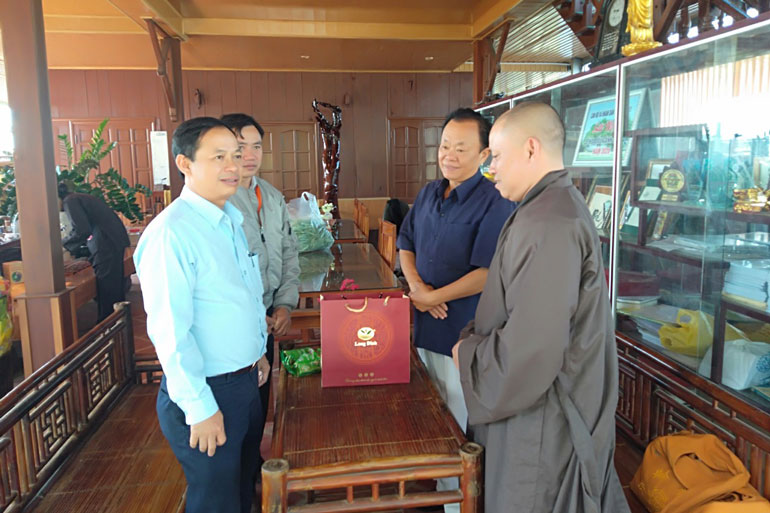 Chúc tết Đại đức Thích Nguyên Tâm - Trưởng Ban trị sự Giáo hội Phật giáo Việt Nam huyện Đức Trọng