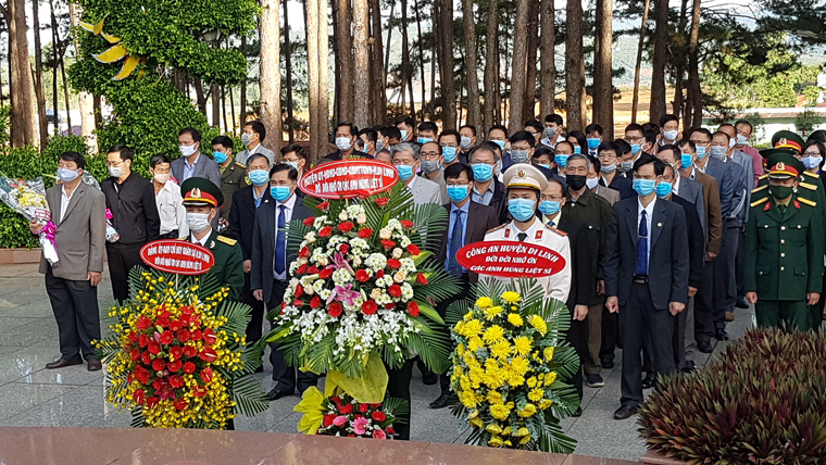 Đoàn đại biểu huyện Di Linh viếng Nghĩa trang liệt sĩ