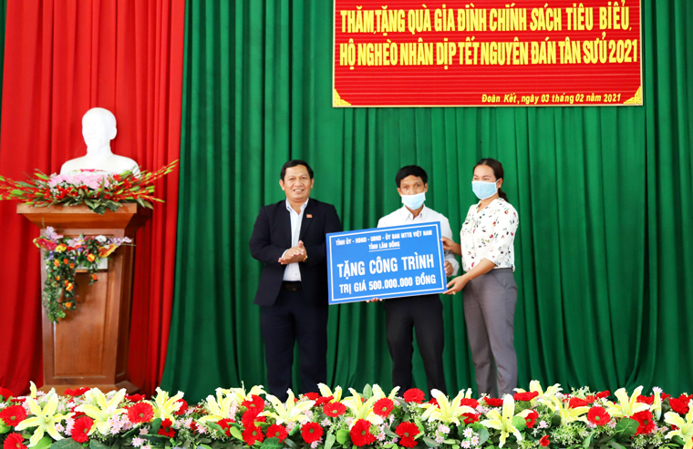 Đồng chí K’Mák – Phó Chủ tịch Thường trực HĐND tỉnh trao tặng công trình trị giá 500 triệu đồng cho Đảng bộ, chính quyền và Nhân dân xã Đoàn Kết