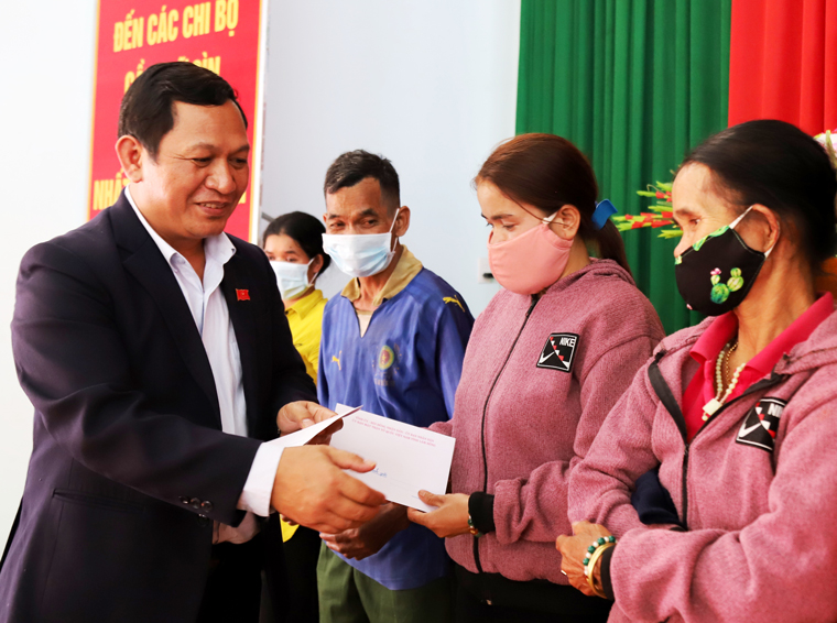 Phó Chủ tịch Thường trực HĐND tỉnh Lâm Đồng K’Mák tặng quà tết cho các hộ nghèo