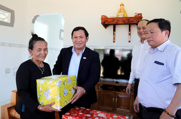 Phó Chủ tịch Thường trực HĐND tỉnh Lâm Đồng K’Mák thăm, chúc tết và tặng quà gia đình bà Ka Rêtk (xã Đoàn Kết)