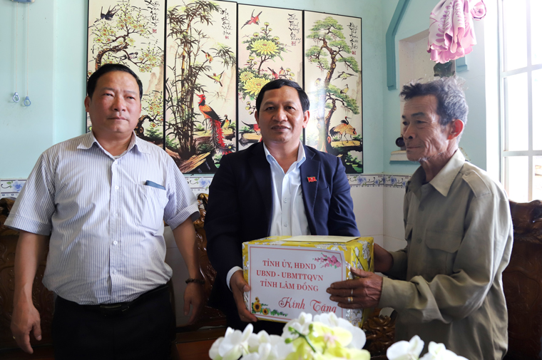 Phó Chủ tịch Thường trực HĐND tỉnh Lâm Đồng K’Mák thăm, chúc tết và tặng quà gia đình bệnh binh K’Lập (xã Đoàn Kết)