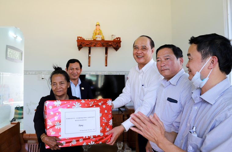 Lãnh đạo huyện Đạ Huoai tặng quà tết các gia đình chính sách xã Đoàn Kết