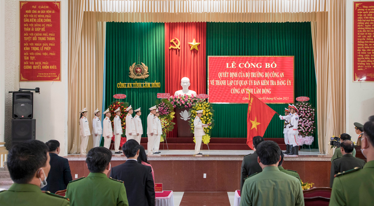 Các đại biểu chứng kiến tập thể Cơ quan UBKT Đảng uỷ Công an tỉnh tuyên thệ nhận nhiệm vụ