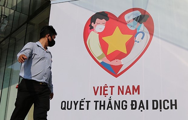  Khẩu hiệu “Việt Nam quyết thắng đại dịch” đặt trước một trung tâm thương mại ở Quận 1, TPHCM.