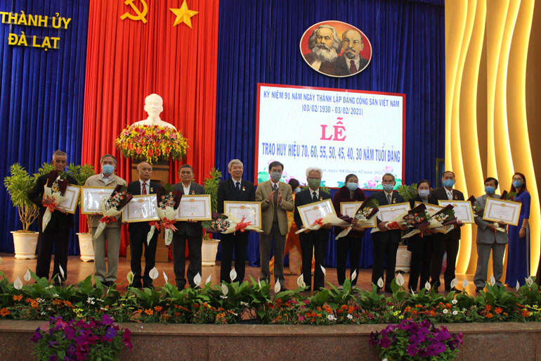 Bí thư Thành ủy Đà Lạt Trần Duy Hùng trao Huy hiệu Đảng cho các đảng viên
