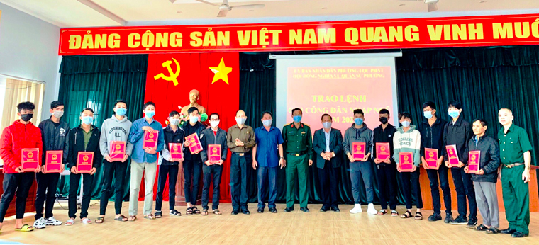 Trao lệnh gọi công dân nhập ngũ cho các thanh niên trung tuyển nghĩa vụ quân sự năm 2021 trên địa bàn TP Bảo Lộc