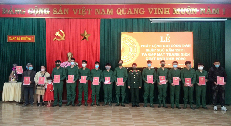 Thượng tá Phan Thanh Tùng - Chính trị viên Ban chỉ huy Quân sự TP Đà Lạt trao lệnh gọi công dân nhập ngũ Quân sự năm 2021 cho 14 thanh niên phường 9, Đà Lạt