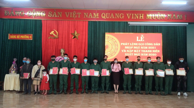 Bà Trần Thùy Dương - Chủ tịch UBND Phường 9, Đà Lạt khen thưởng 15 thanh niên trên địa bàn hăng hái tham gia nghĩa vụ quân sự và nghĩa vụ công an năm 2021)