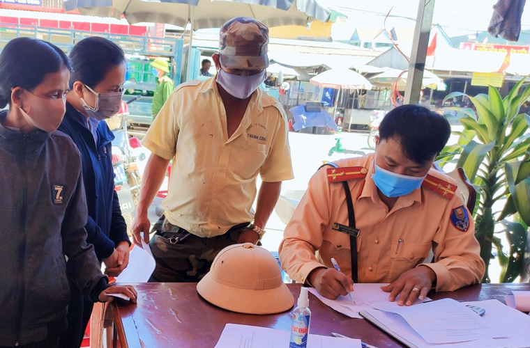 Thông tin cá nhân của người dân đi qua chốt số 4 được thành viên đoàn công tác liên ngành tại chốt lưu lại