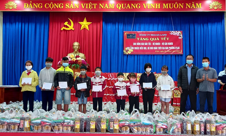 Trao học bổng cho học sinh nghèo, vượt khó học giỏi phường B’Lao