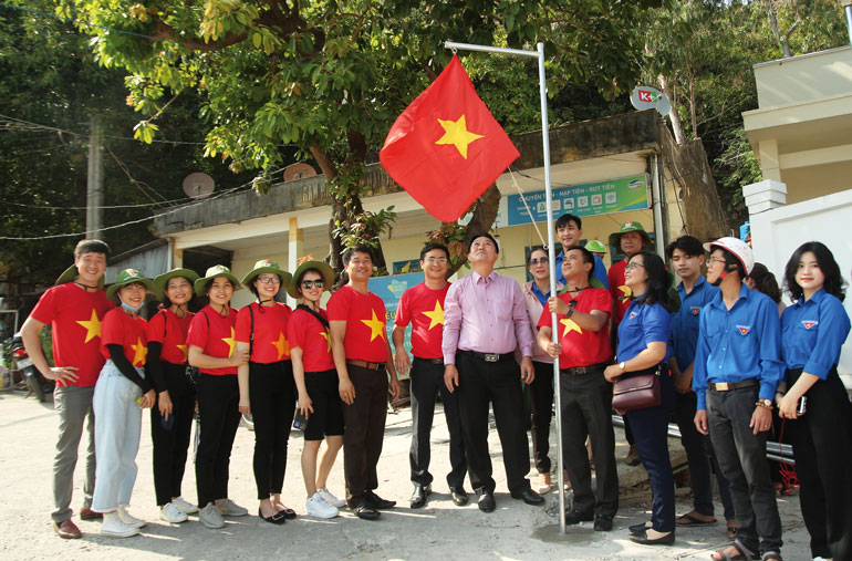 Đây là đường cờ thanh niên đầu tiên tại trục đường chính trên 2 xã đảo An Sơn và Nam Du