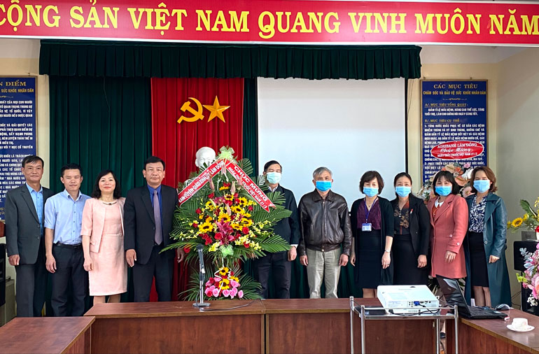 Đồng chí Bùi Thắng - Uỷ viên Ban Thuòng vụ Tỉnh uỷ, Trưởng Ban Tuyên giáo Tỉnh uỷ Lâm Đồng thăm và chúc mừng Trung tâm Kiểm soát Bệnh tật tỉnh Lâm Đồng