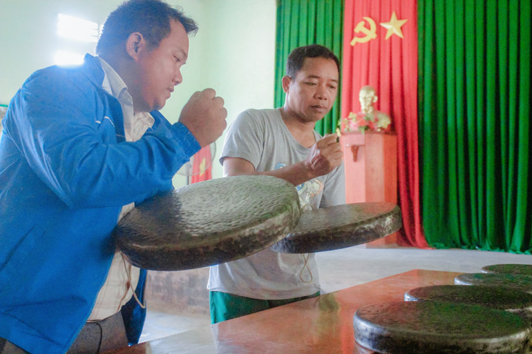 K’Túc và K’Giang giới thiệu về cồng chiêng của buôn Con Ó