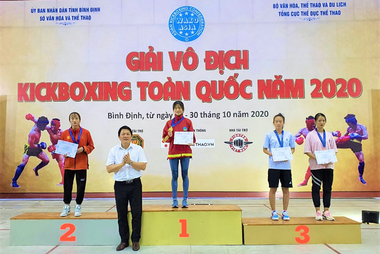  VĐV Nguyễn Thị Quỳnh Hoa - Đội tuyển VCT Lâm Đồng trên bục nhận HC Vàng tại Giải Kick Boxing toàn quốc 2020