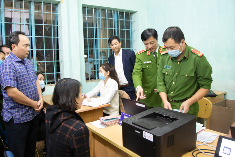 Trung tướng Nguyễn Duy Ngọc kiểm tra tại 1 điểm cấp CCCD lưu động và trao đổi với người dân về những lợi ích của việc làm CCCD gắn chíp điện tử