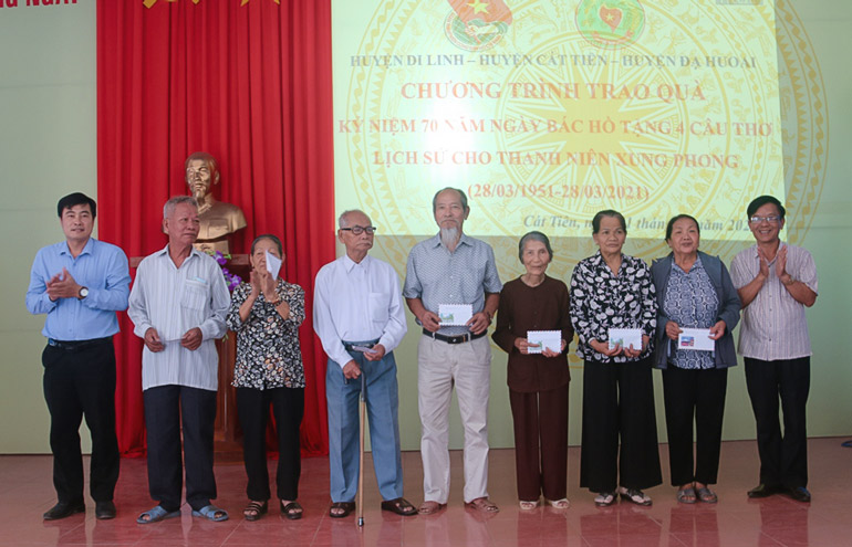 Đại diện lãnh đạo huyện Di Linh và Cát Tiên tặng quà cho gia đình chính sách