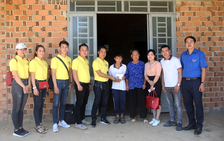 Đại diện Báo Lâm Đồng, Công ty Sun Home và Huyện Đoàn Đạ Tẻh trao học bổng đỡ đầu cho em Lâm Nhật Anh