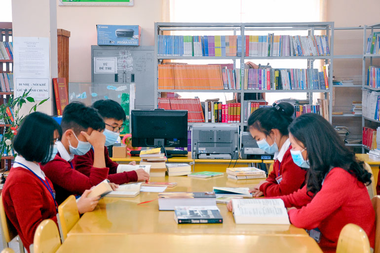 Thư viện thông minh tại trường cho phép các em đến học và tìm tài liệu chỉ cần thông qua chiếc thẻ từ