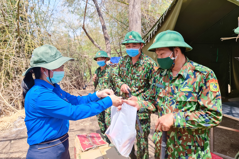 Hội LHTN Việt Nam tỉnh Lâm Đồng thăm, tặng quà các chiến sĩ tại chốt kiểm dịch Covid-19 do Đồn Biên phòng 737 phụ trách