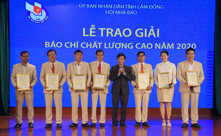 Ban tổ chức trao giải C cho các nhà báo có tác phẩm báo chí chất lượng cao năm 2020 