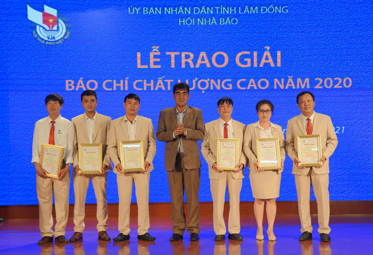 Ban tổ chức trao giải C cho các nhà báo có tác phẩm báo chí chất lượng cao năm 2020 