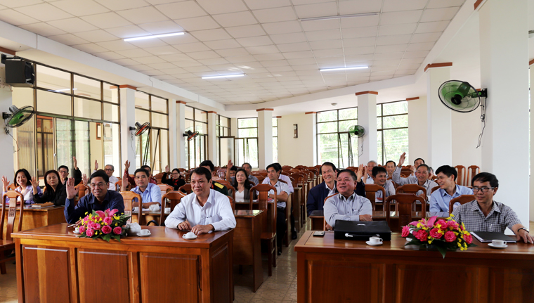 Các đại biểu biểu quyết thông qua danh sách giới thiệu 67 người ứng cử đại biểu HĐND TP Bảo Lộc lần thứ VI, nhiệm kỳ 2021 – 2026 tại hội nghị hiệp thương lần thứ 2