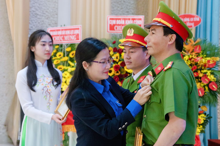Bí thư Tỉnh Đoàn Lâm Đồng Trần Thị Chúc Quỳnh trao kỷ niệm chương vì thế hệ trẻ cho 2 cá nhân